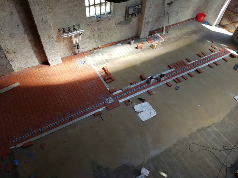 Mise en place du nouveau carrelage au sol 