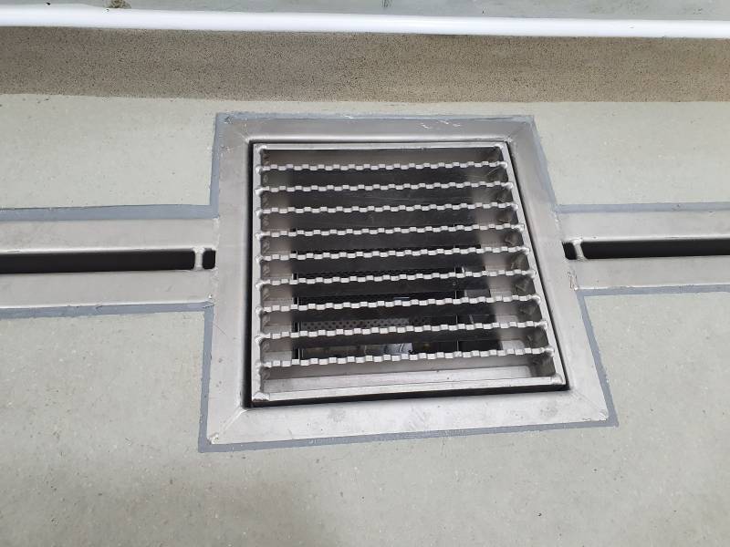 Fabrication sur mesure de systèmes d’évacuation en inox pour sol industriel à Paris