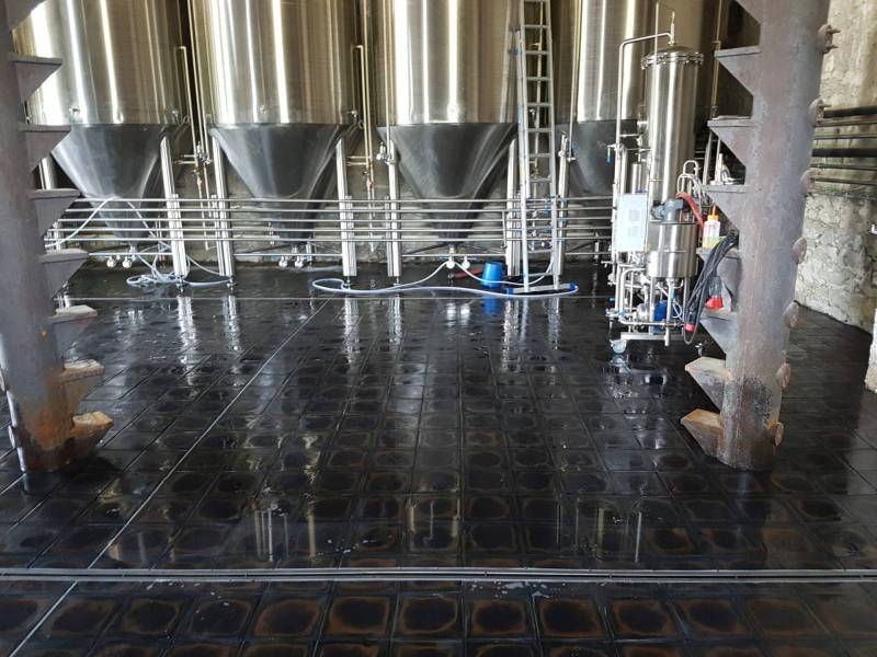 Rénovation d'un sol dans une zone de production avec du carrelage résistant aux charges lourdes à Nice