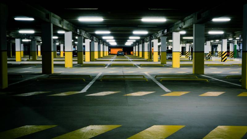 Sol parking/ERP : rampe de parking antidérapante, rénovation béton usé, marquage durable et sécurité des flux — applicateur FEI, France entière